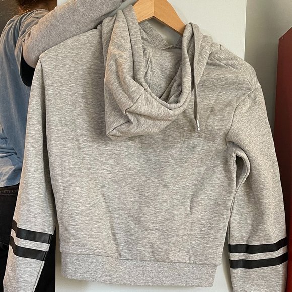 crop top - Picture 2 of 2